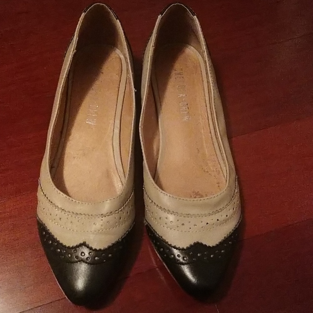 Chelsea Crew Cream and Black Size 5 Flats